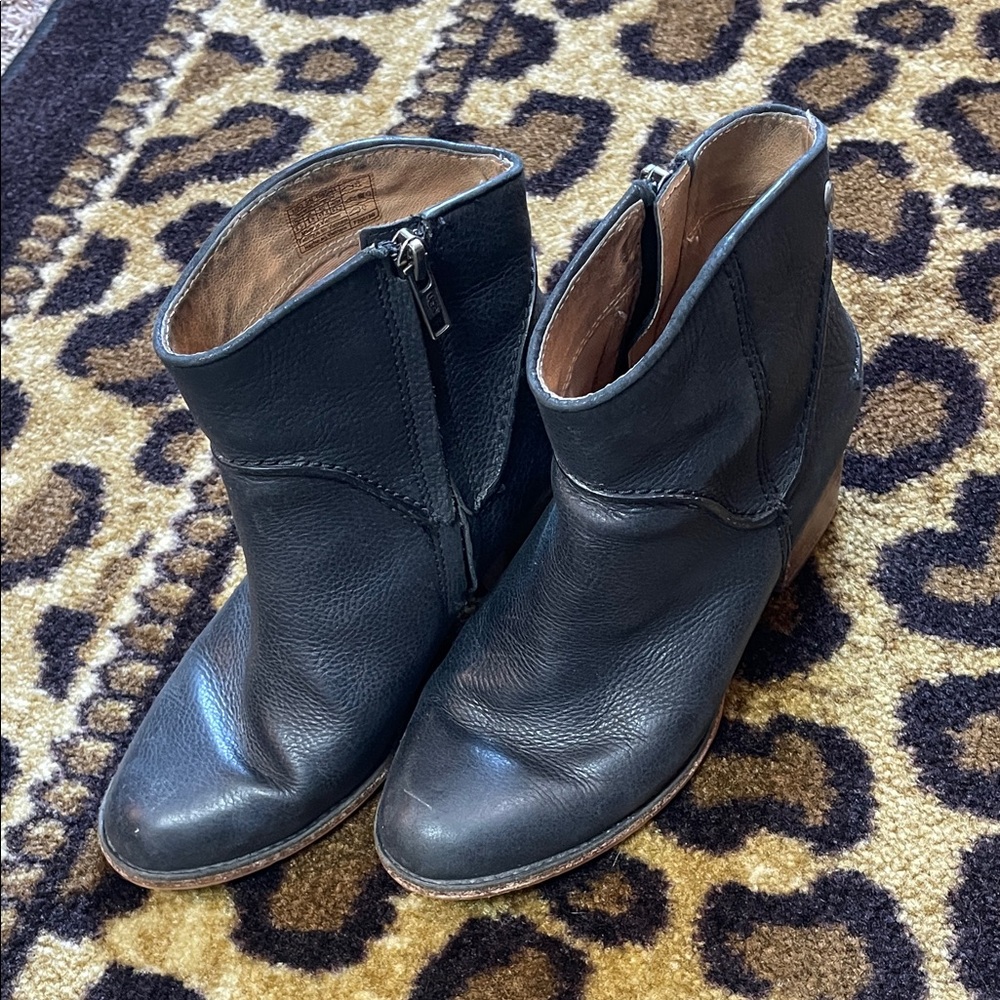 UGG Black Pebble Leather Ankle Boots Women’s Size 6.5 – Block Heel Zip Booties